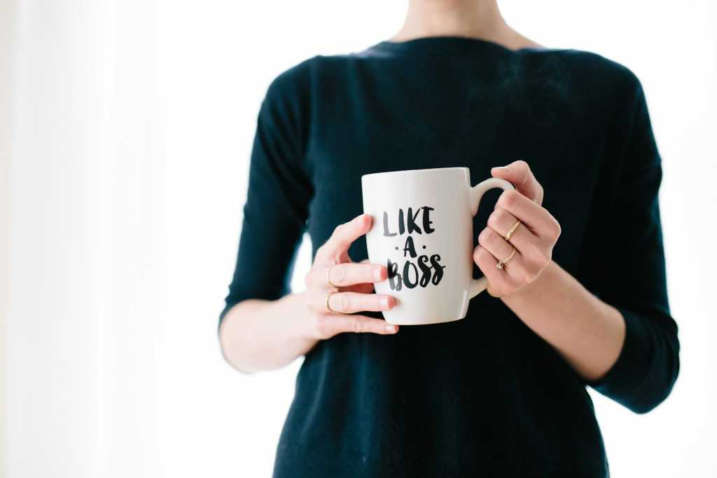 mujer sujetando una taza donde pone 'like a boss'